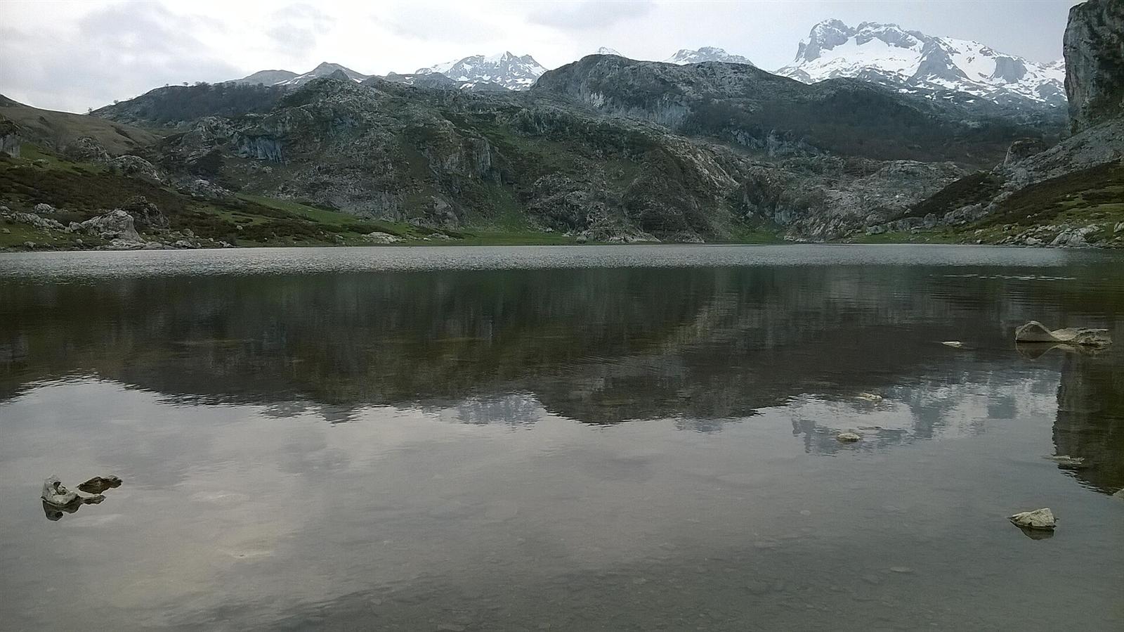 Lago de Covadonga con los picos nevados reflejados en el agua