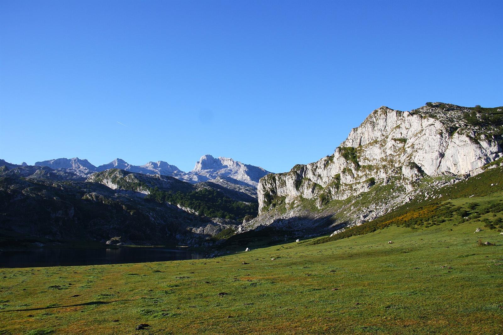 Vista de los Lagos de Covadonga y las cumbres de los Picos de Europa
