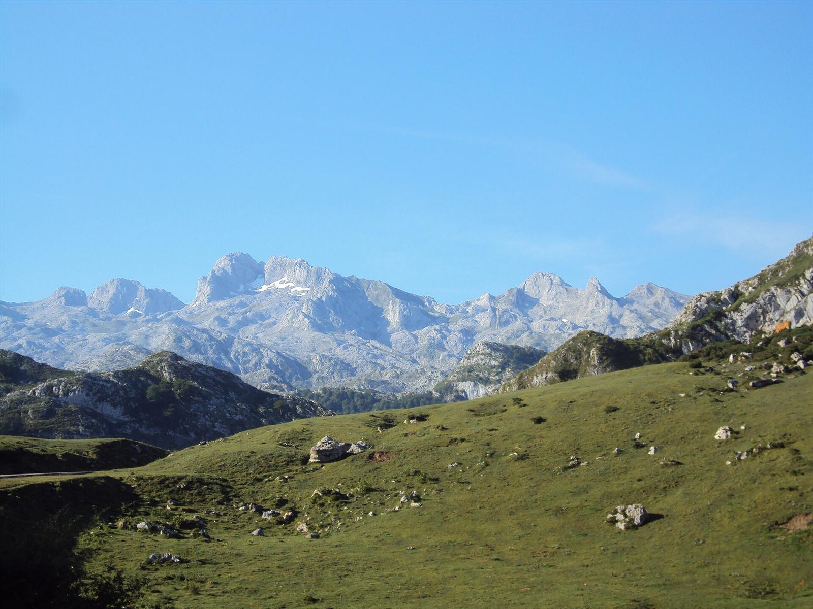 Paisaje de montaña en el camino a los Lagos de Covadonga
