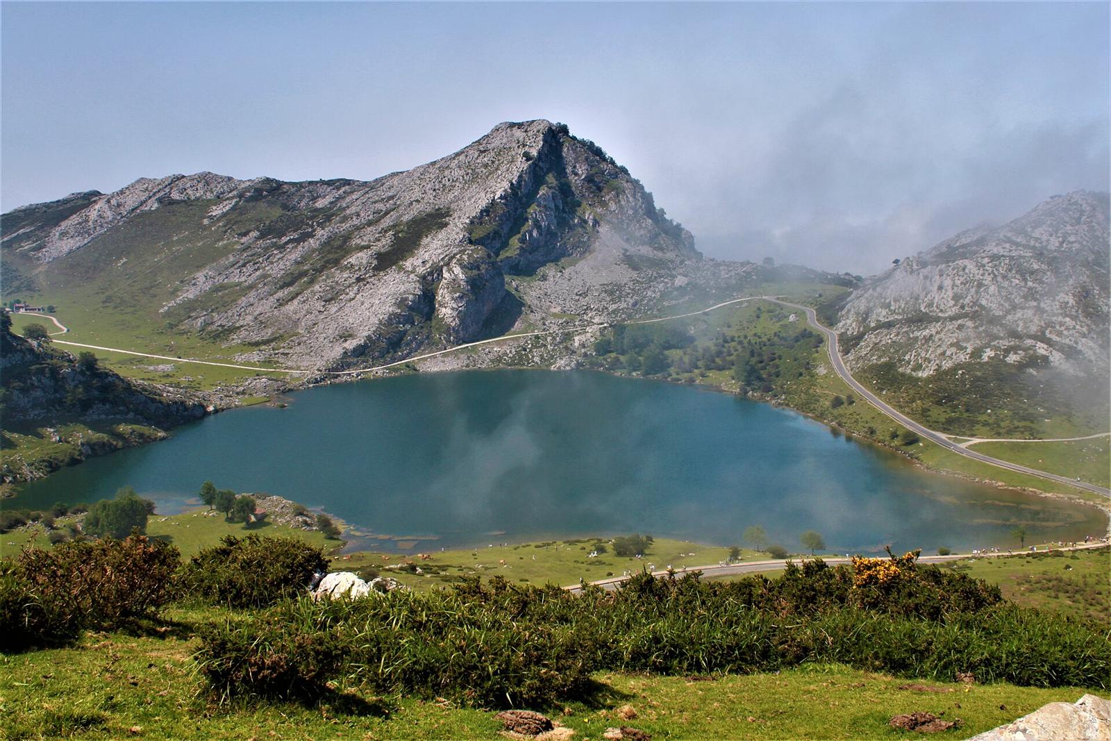 Lago Enol con los picos nevados de los Picos de Europa al fondo