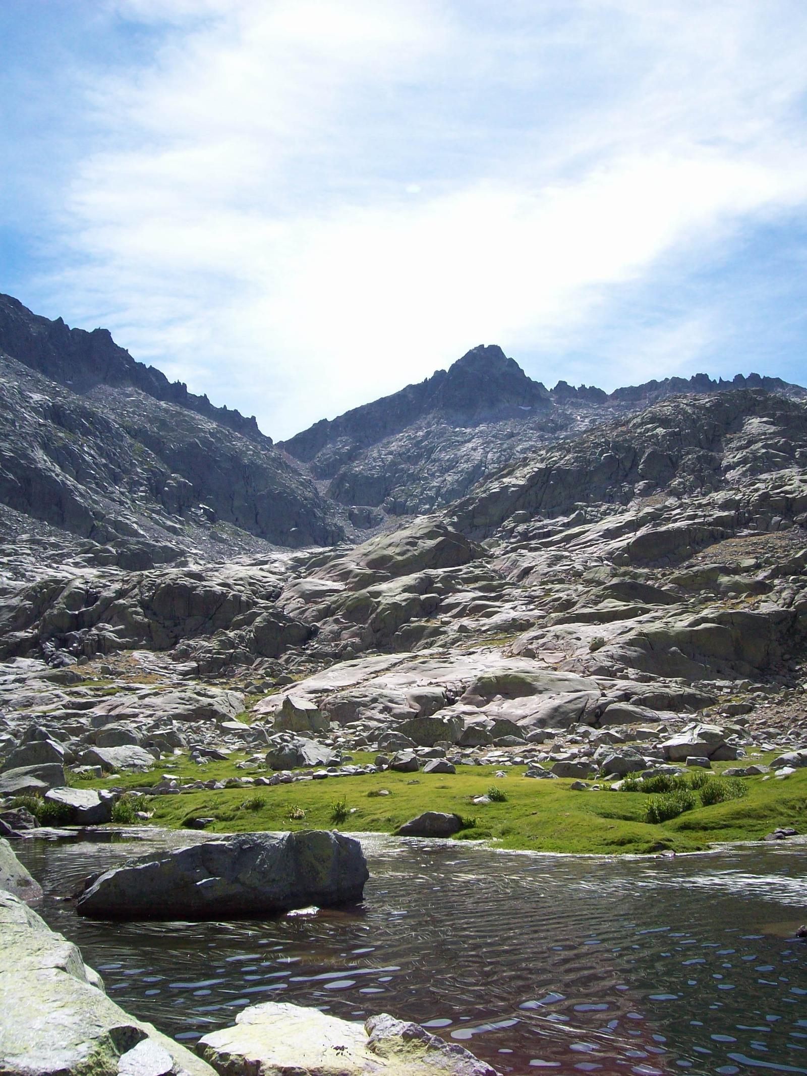 Laguna Grande y Pico Almanzor