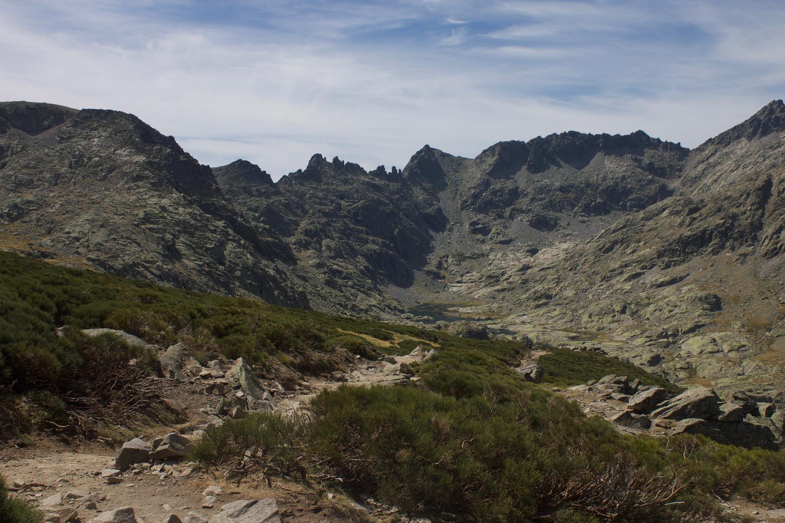 Circo de Gredos con la senda hacia la Laguna Grande
