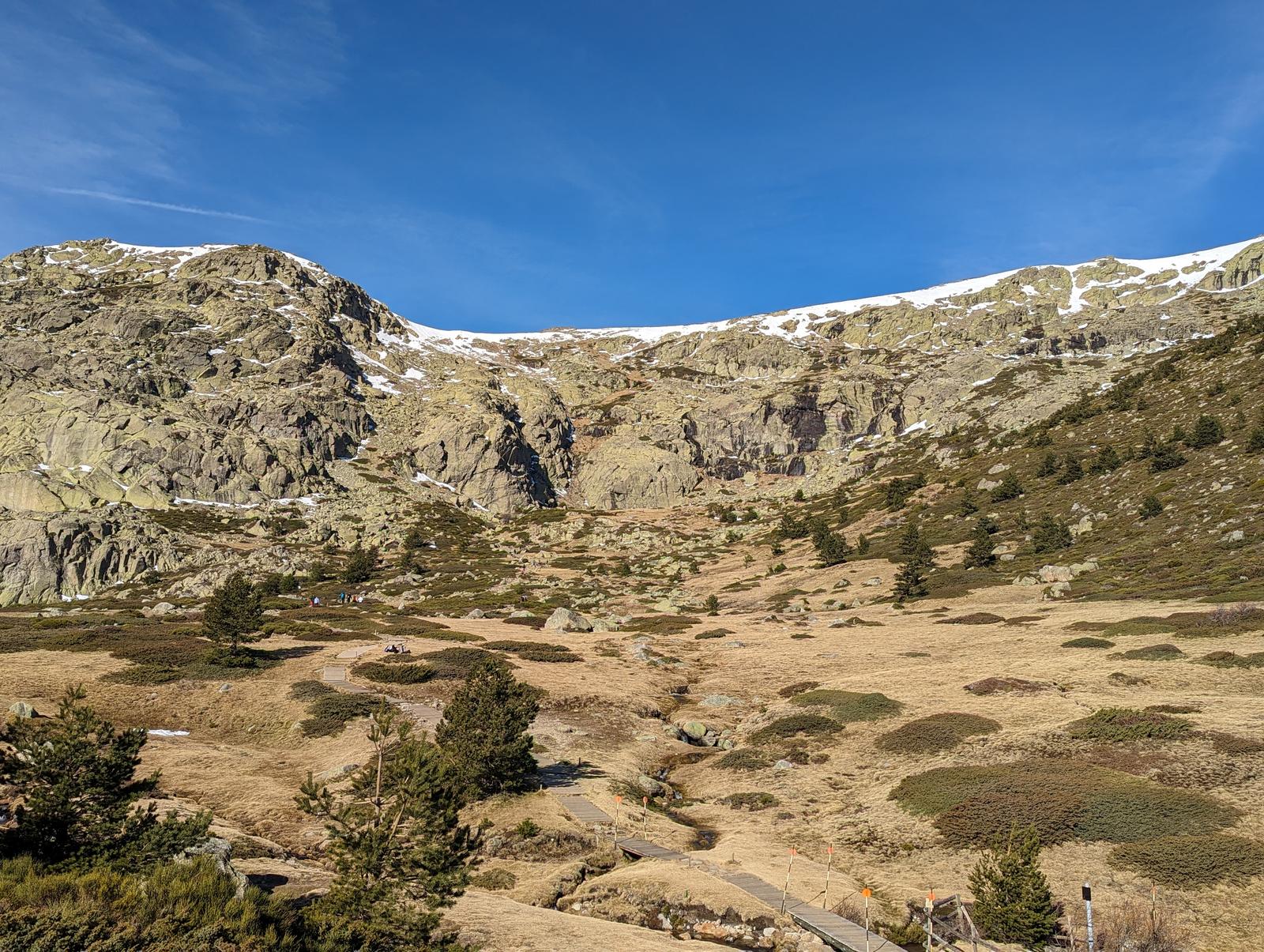 Circo de Peñalara, el anfiteatro glaciar que rodea la laguna