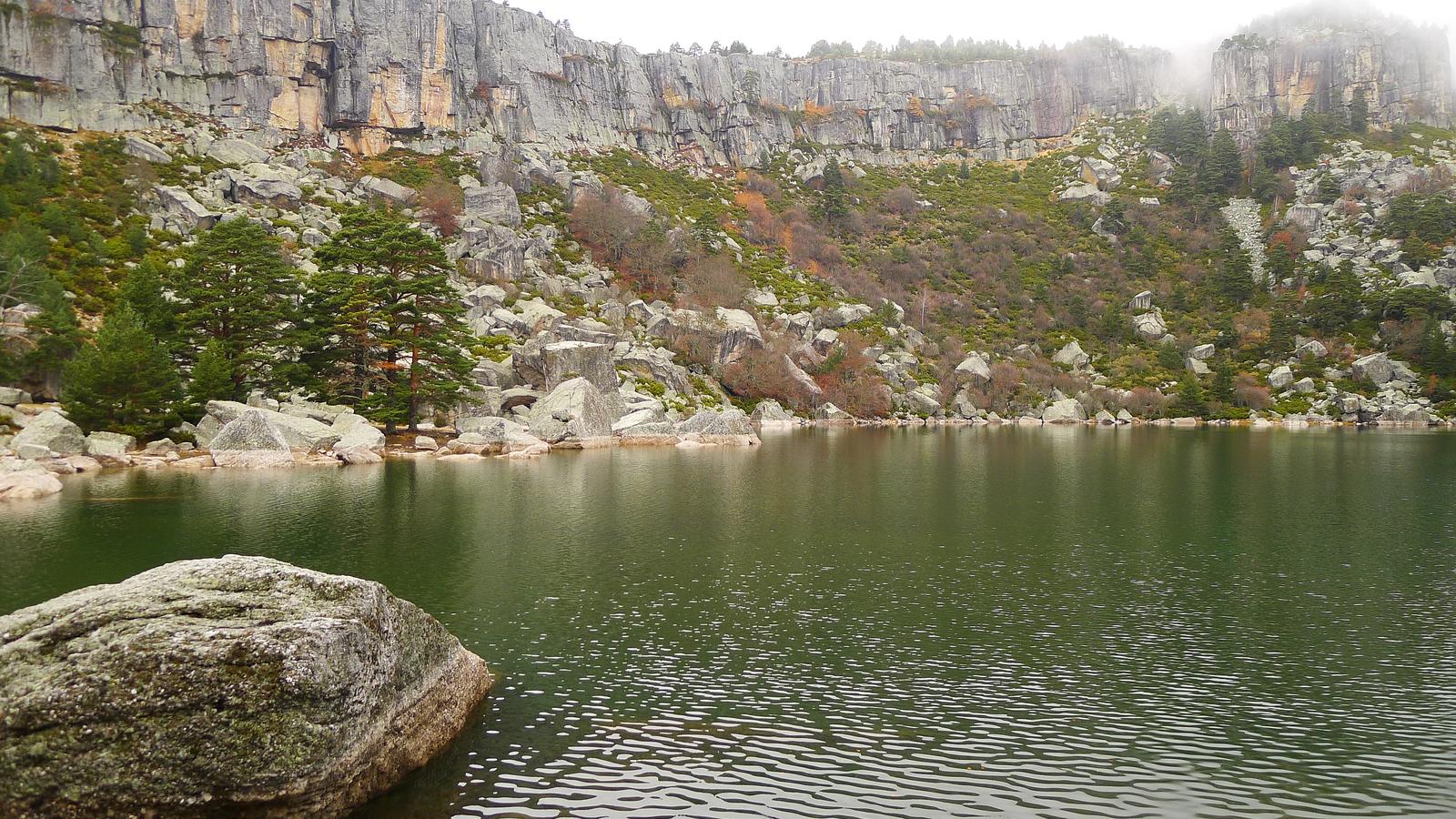 Laguna Negra rodeada de cortados rocosos en otoño