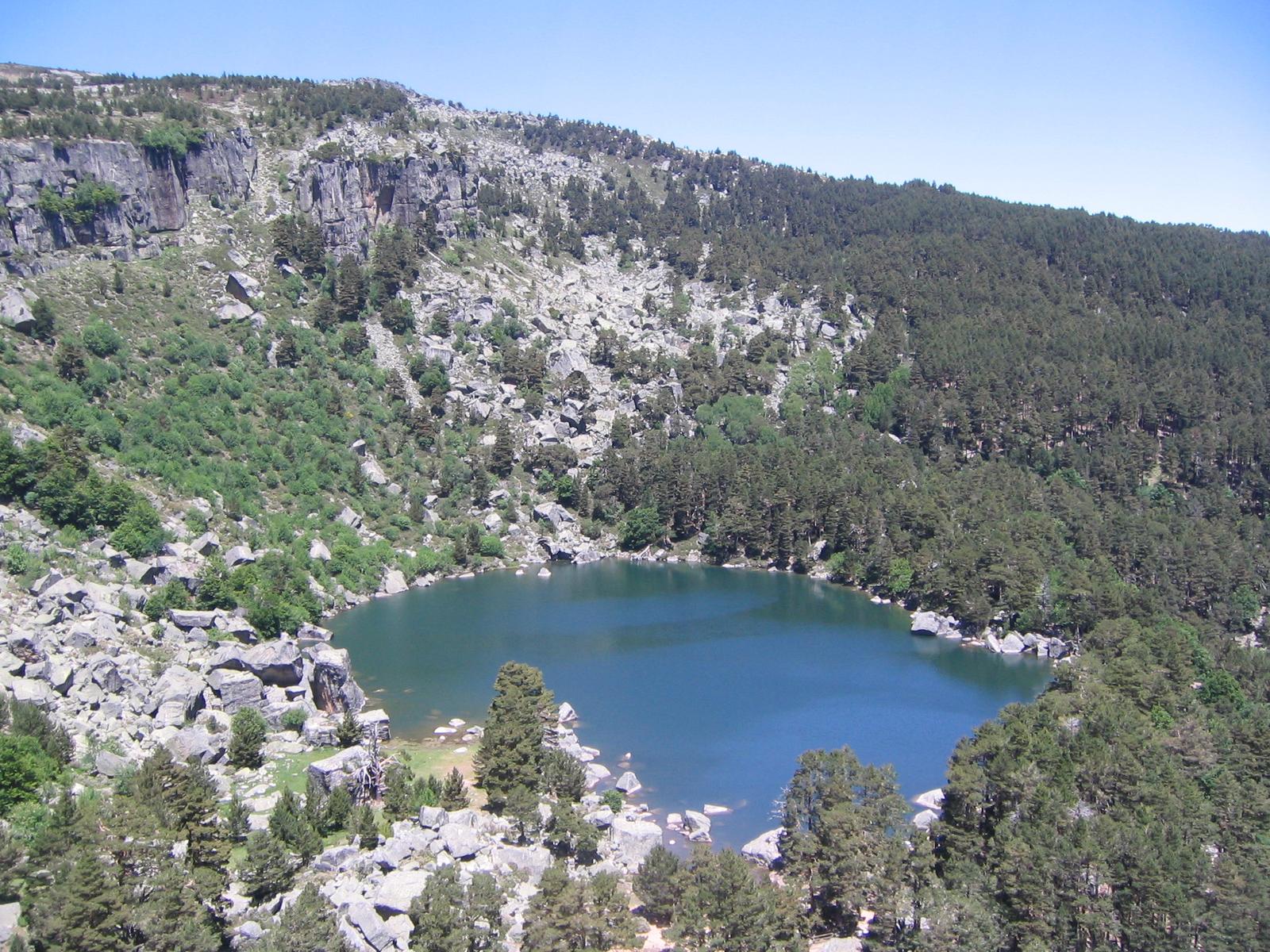 Vista general de la Laguna Negra en un día despejado de verano
