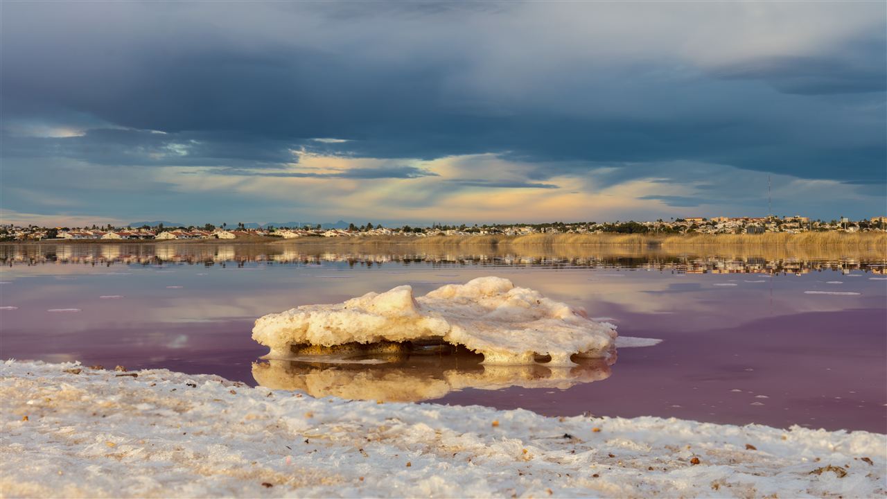 Vista aérea de la Laguna Salada de Torrevieja con su característico color rosa