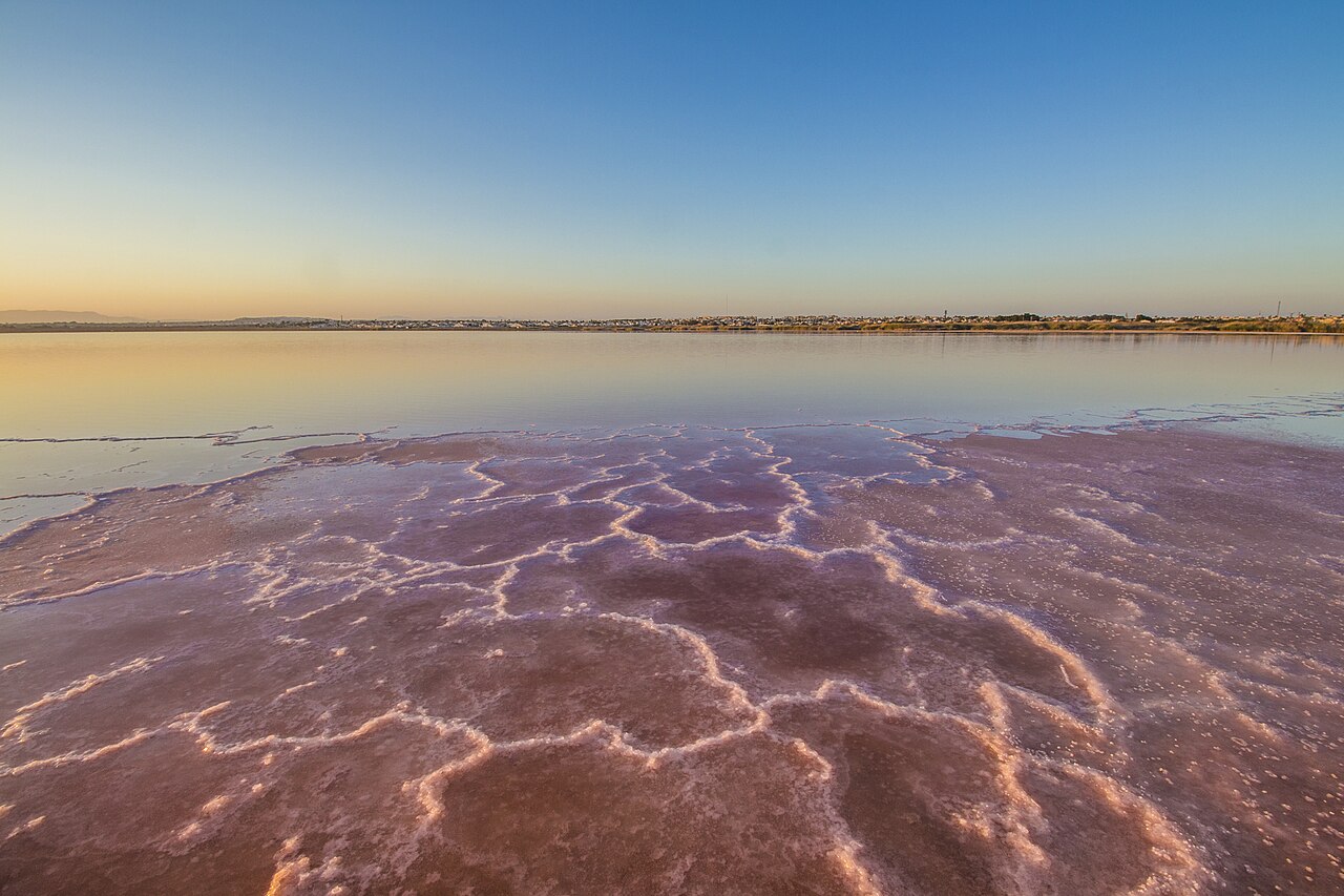 Laguna Rosa de Torrevieja al atardecer con formaciones de sal