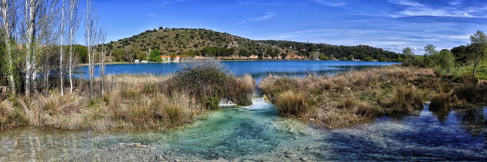 La Laguna del Rey con el arroyo de conexión en primer plano