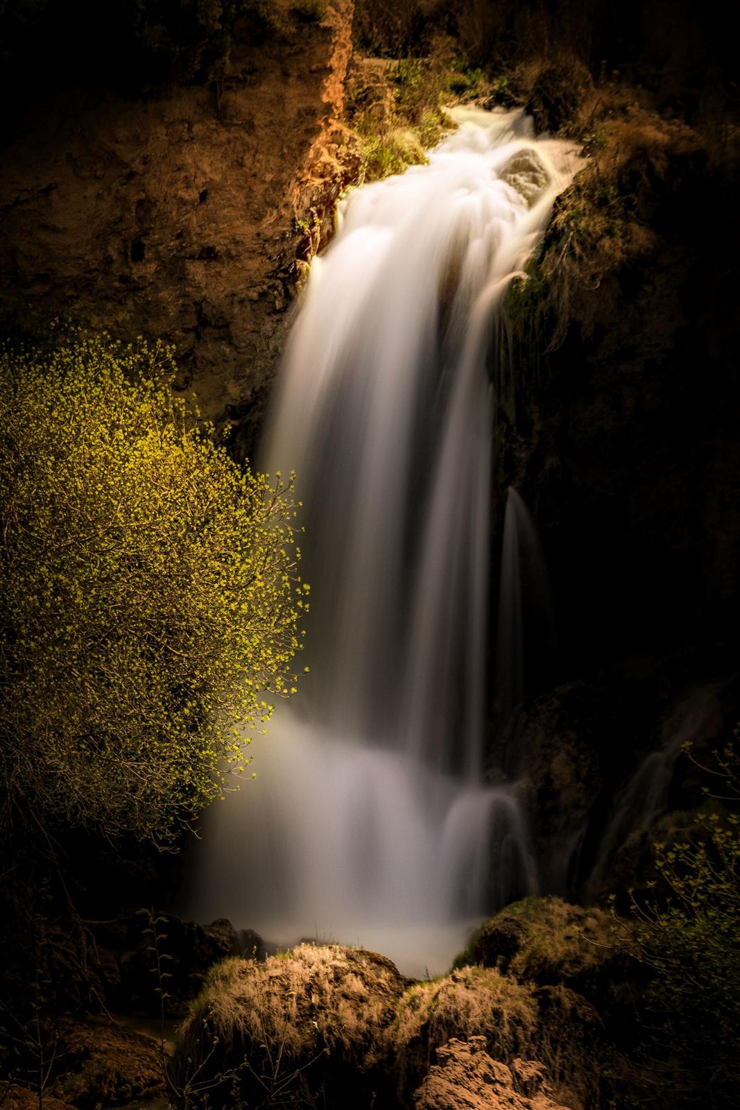 La cascada del Hundimiento, el salto más grande del sistema, sobre travertino