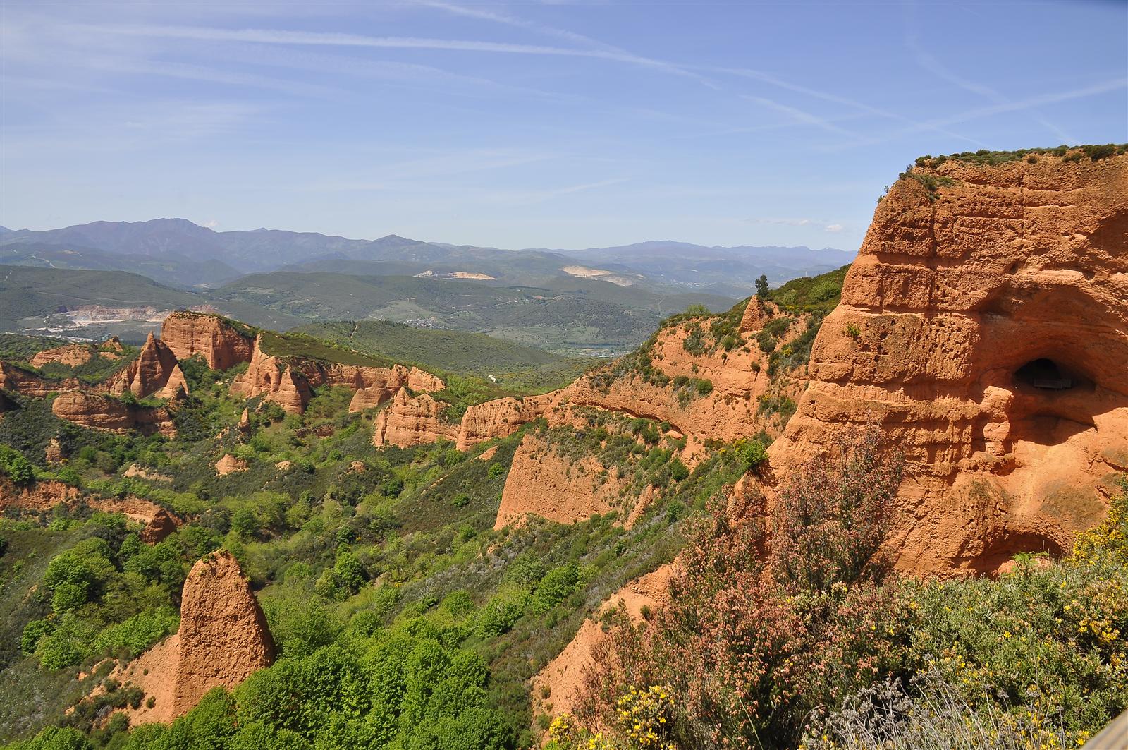 Vista diurna general del conjunto de conos rojos y el valle de Las Médulas