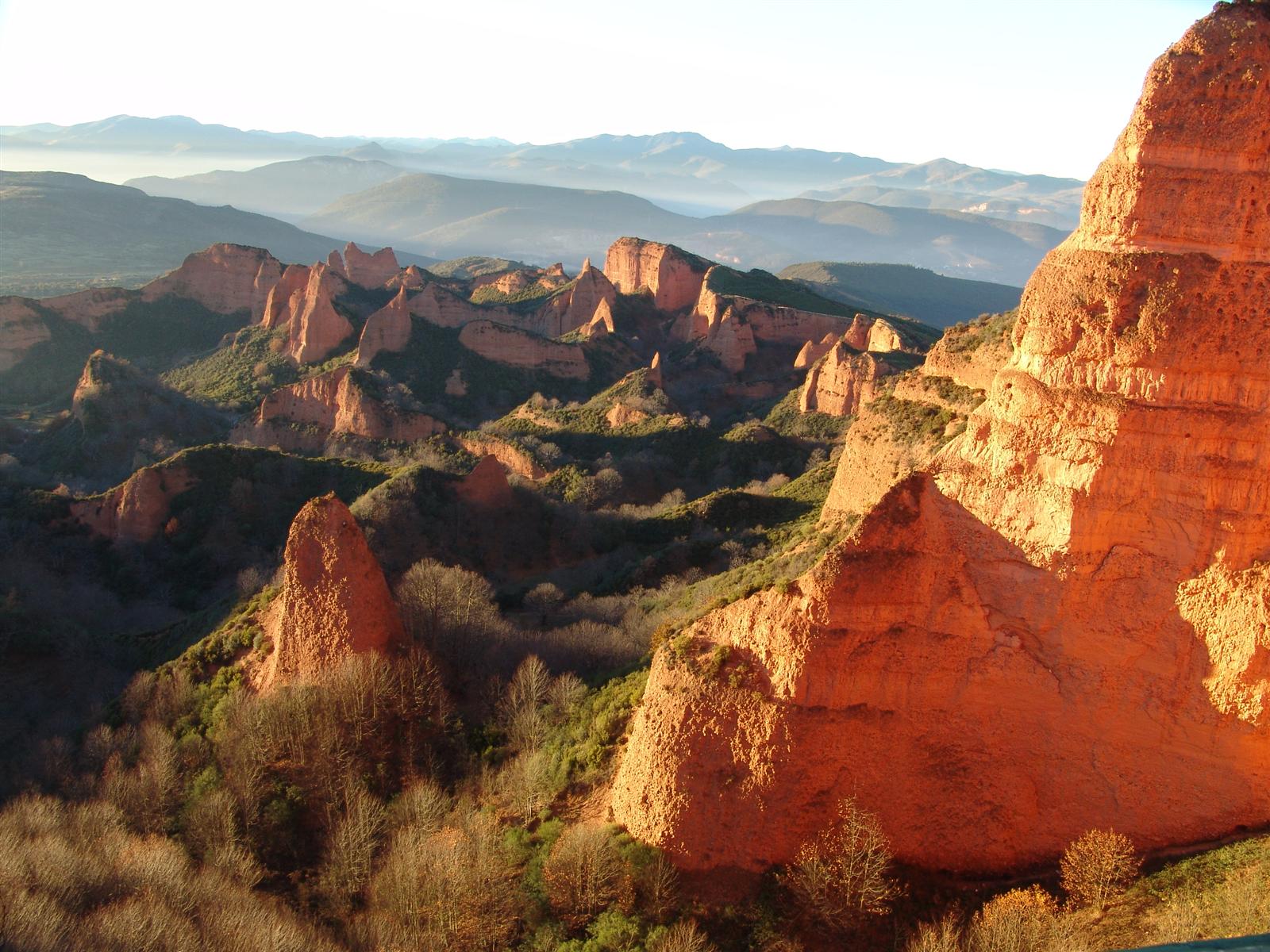 Formación rocosa con oquedad natural en Las Médulas al atardecer