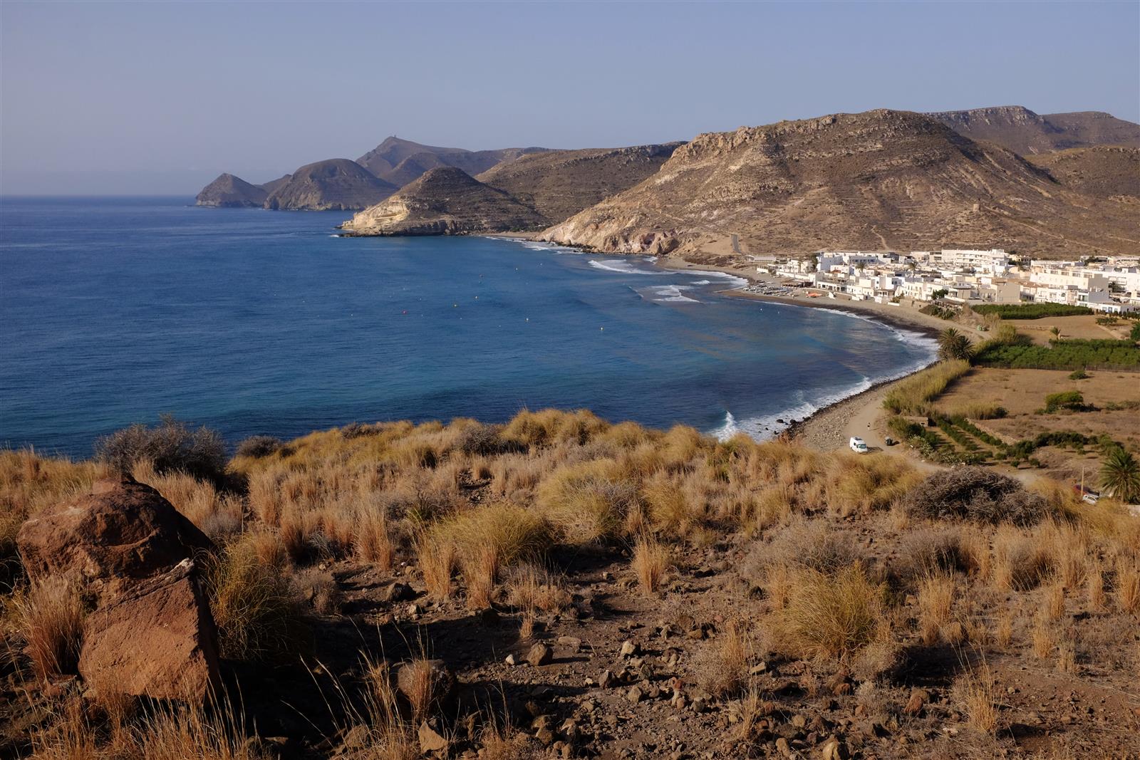 La bahía de Las Negras desde las alturas, con el pueblo blanco y el Mediterráneo azul
