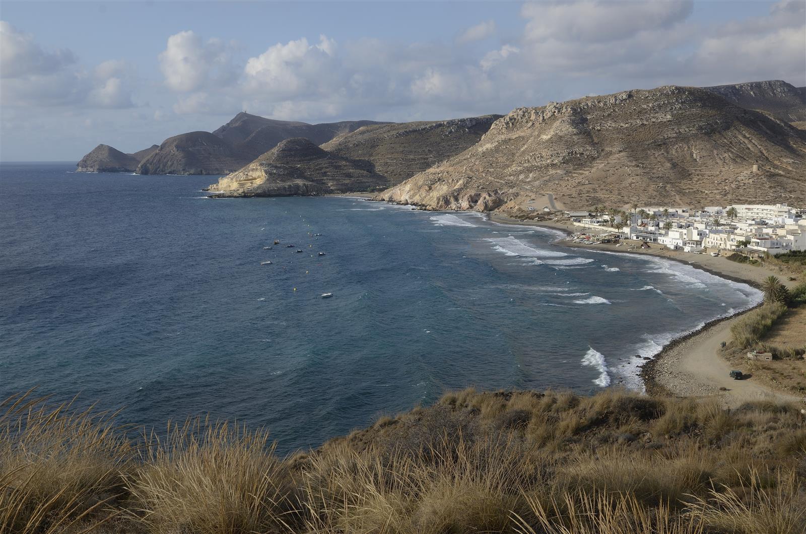 Costa volcánica de Cabo de Gata en Las Negras, con acantilados y el Mediterráneo en calma