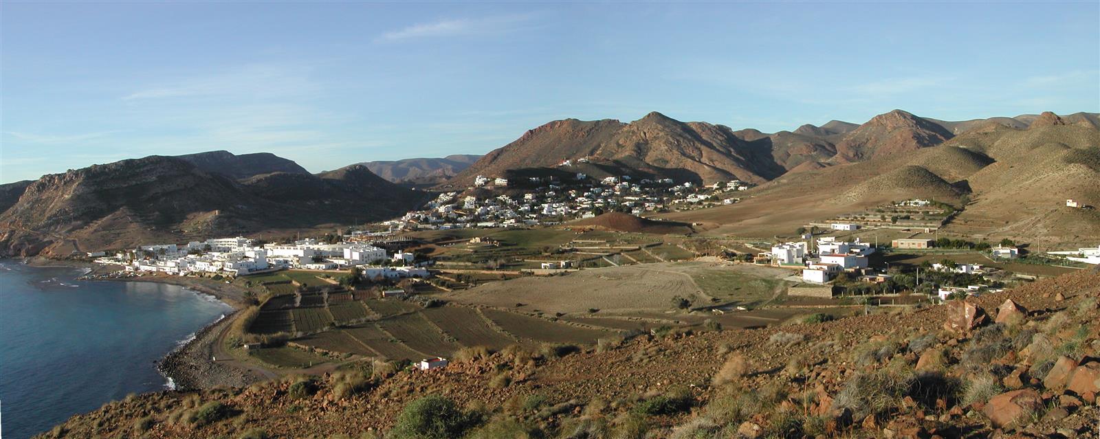 Vista panorámica de Las Negras desde el Cerro Negro, con el pueblo blanco y el Parque Natural Cabo de Gata al fondo
