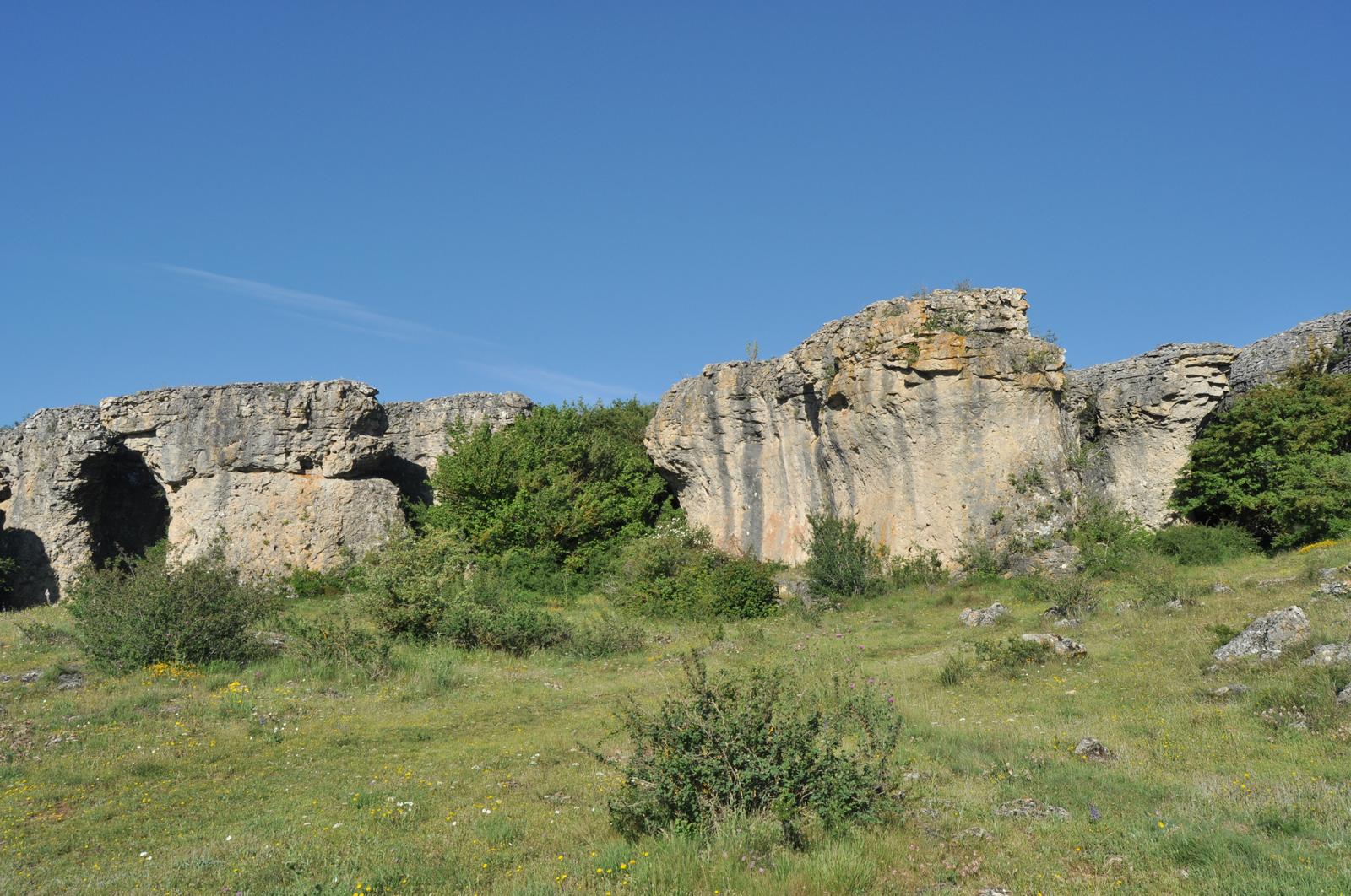 Pared caliza con formaciones de erosión en Las Tuerces