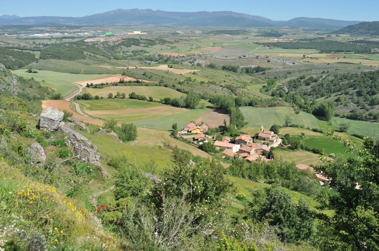 Vista elevada del pueblo de Villaescusa de las Torres desde el páramo