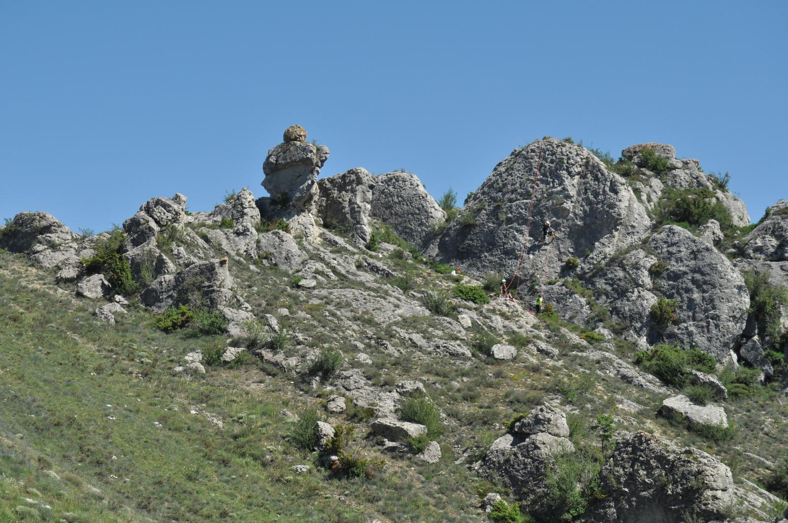 Formación en forma de seta y escaladores en el laberinto kárstico