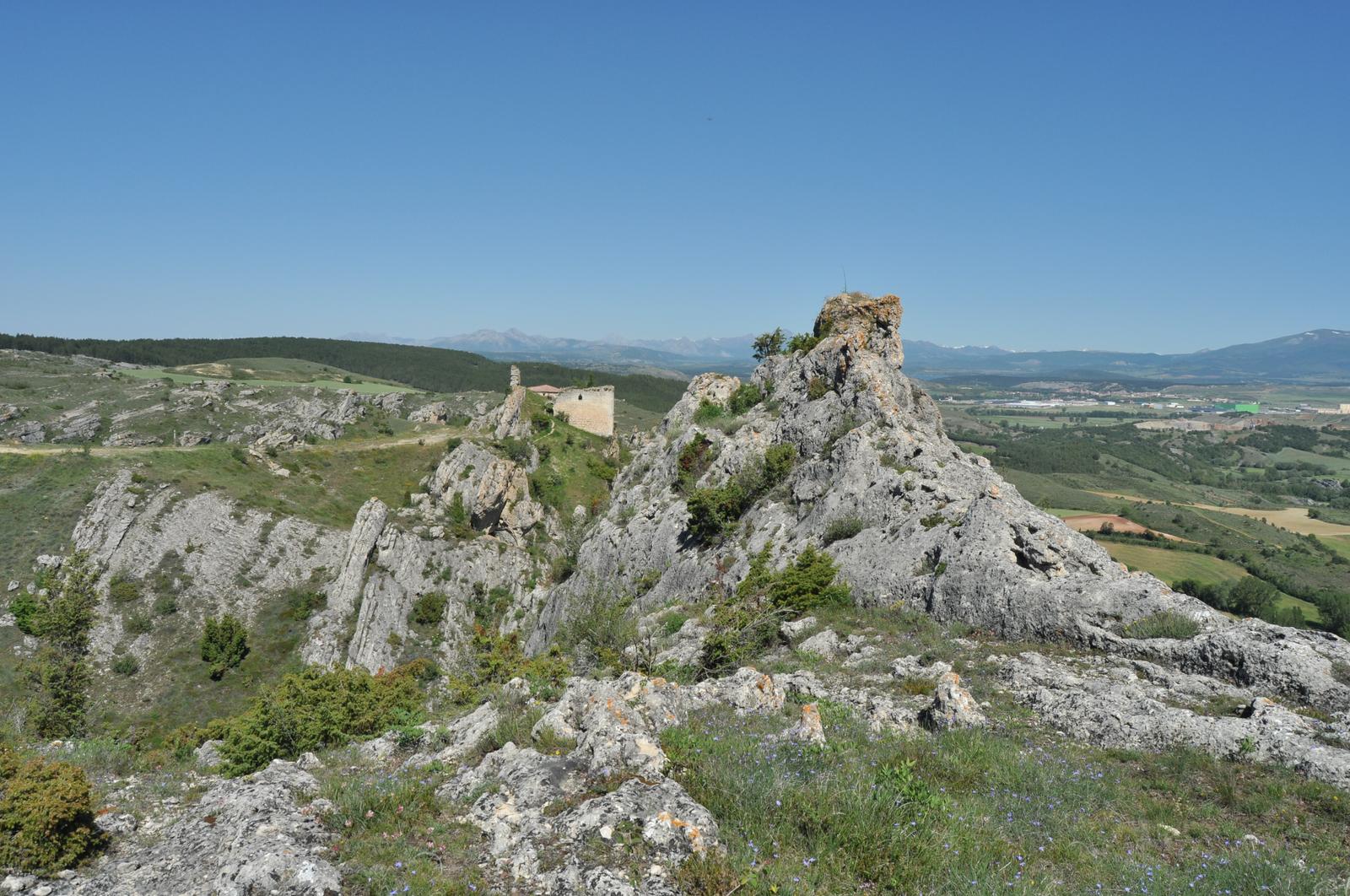 Formación rocosa en aguja de Las Tuerces con las montañas al fondo