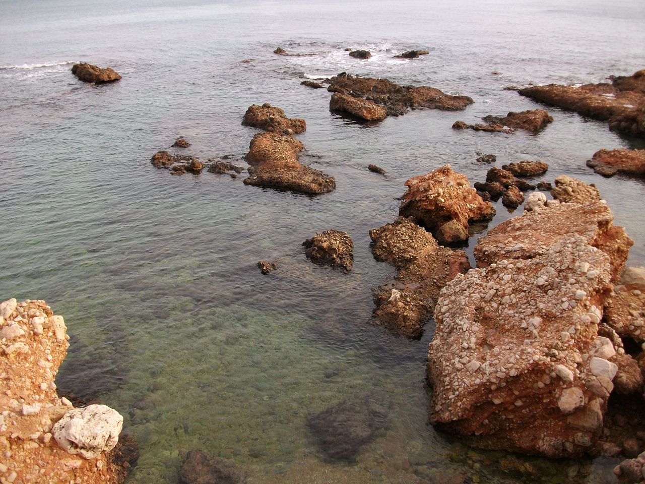 Rocas y pozas naturales de Les Rotes en Dénia, ideales para snorkel