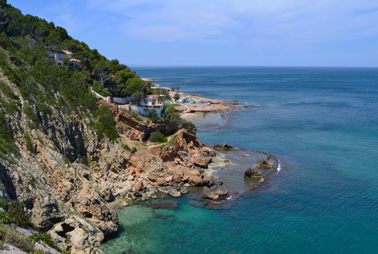 Zona de Les Rotes en Dénia: roca, mar y vegetación mediterránea
