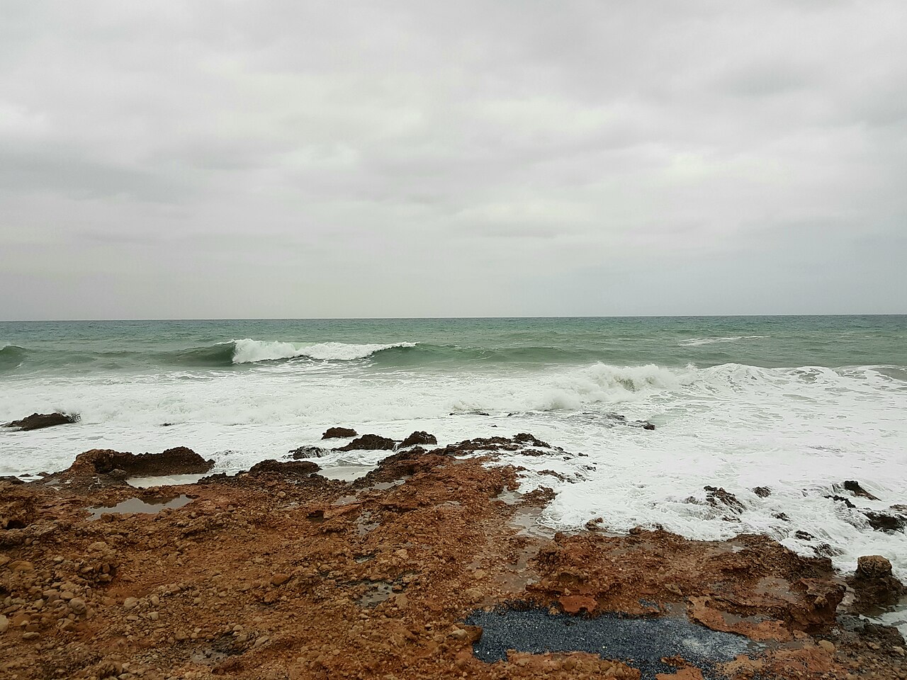 Marejada en Les Rotes, Dénia — olas rompiendo sobre las rocas de la costa