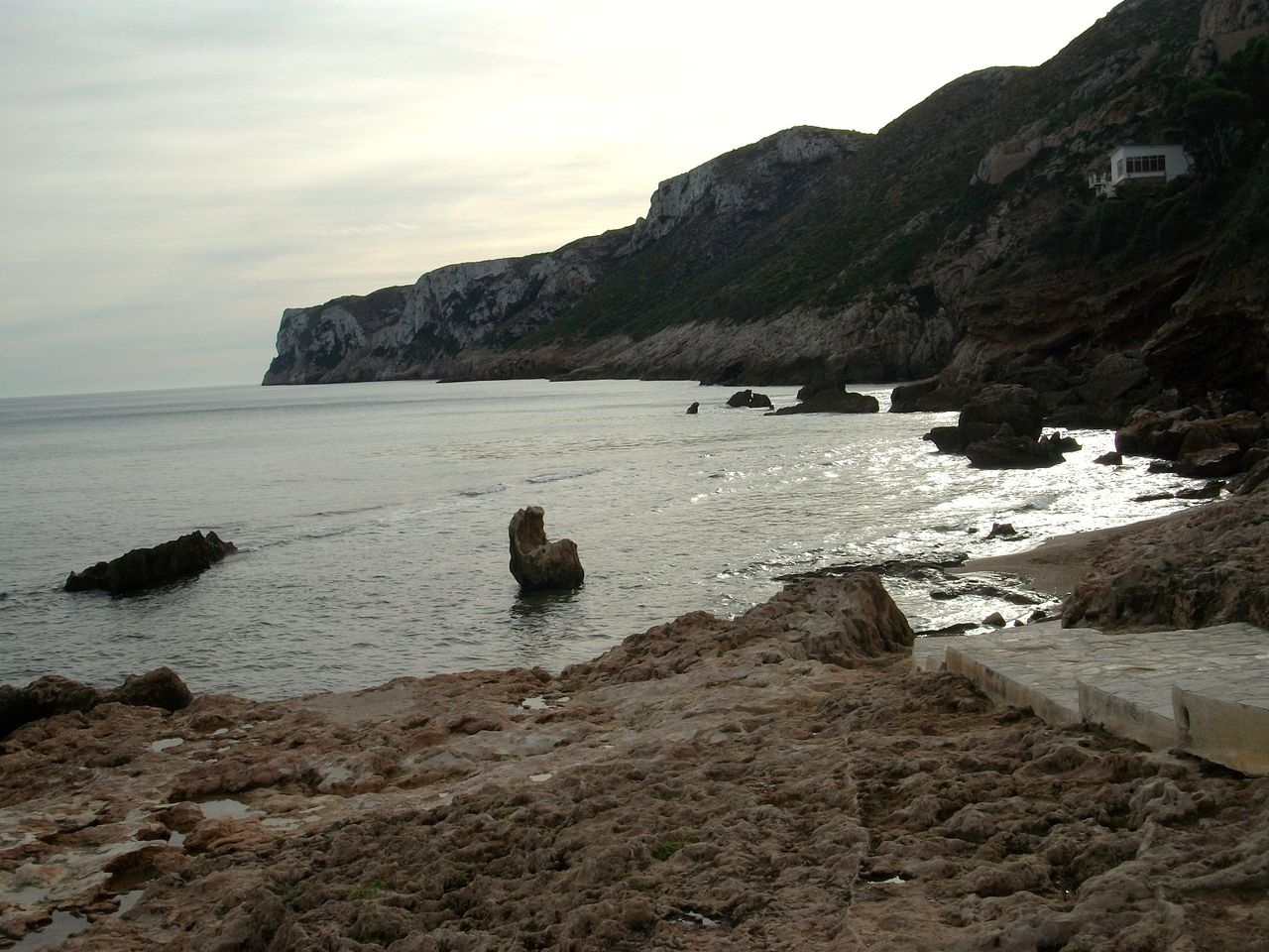 Costa rocosa de Les Rotes en Dénia con el Mediterráneo y el Montgó al fondo