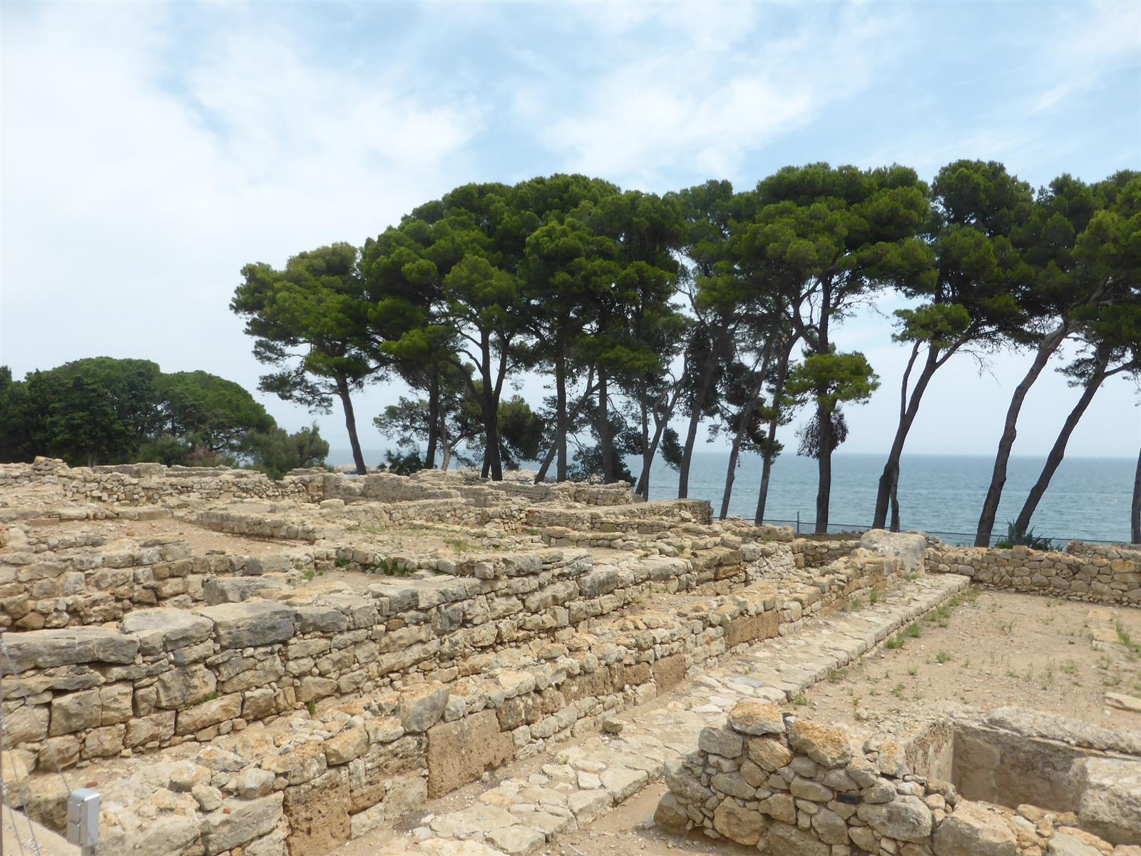 Vista costera de la Neápolis de Empúries con las ruinas griegas asomadas al Mediterráneo, L'Escala, Girona