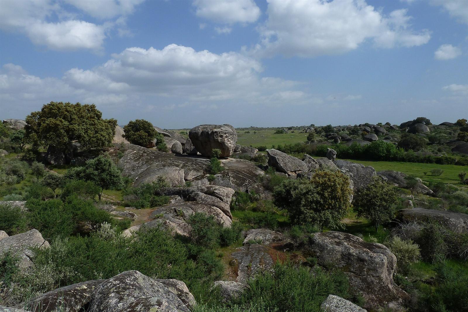 Los grandes bolos graníticos junto al sendero