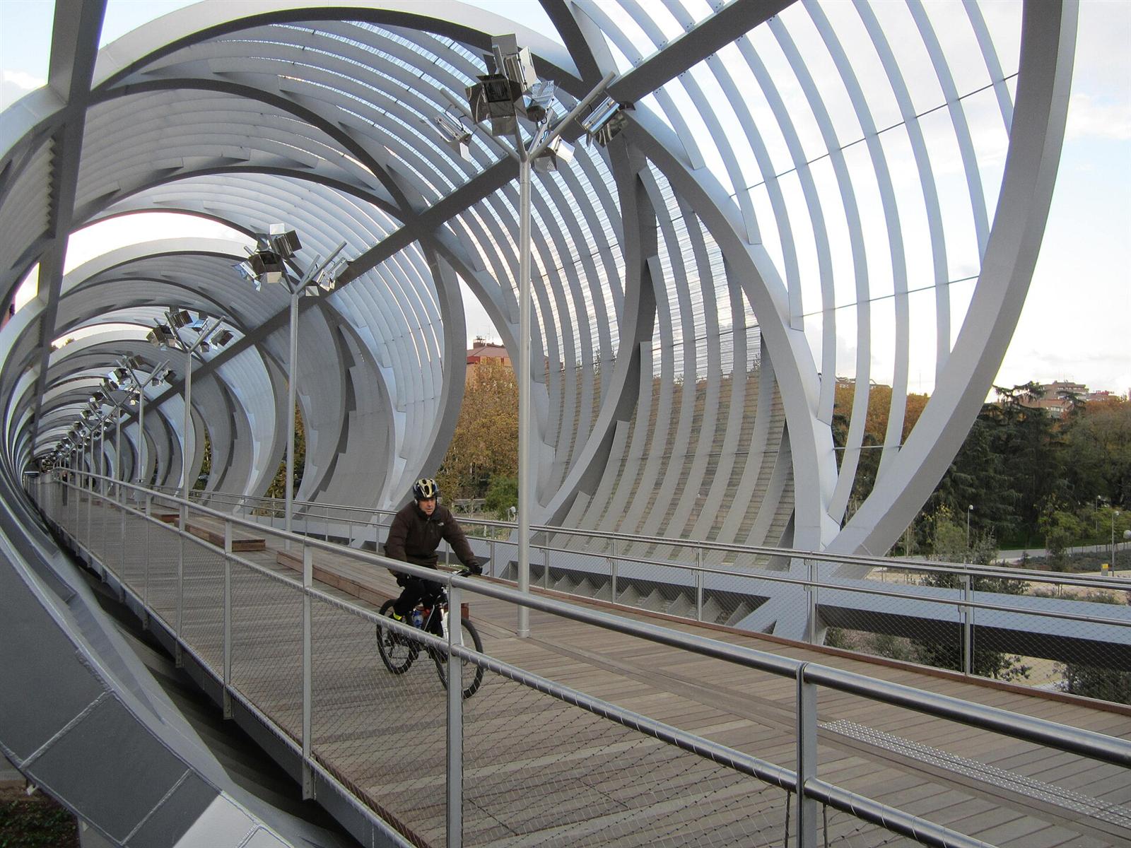 Ciclista cruzando el interior del Puente Monumental de Arganzuela