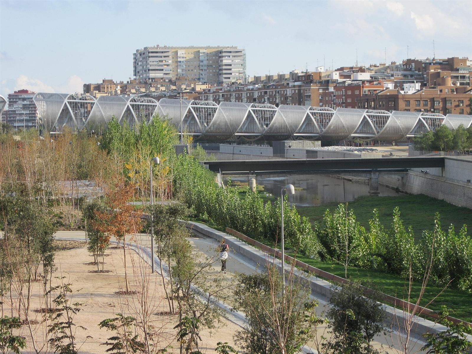 Vista elevada de la ribera del Manzanares con el puente y el perfil de Madrid