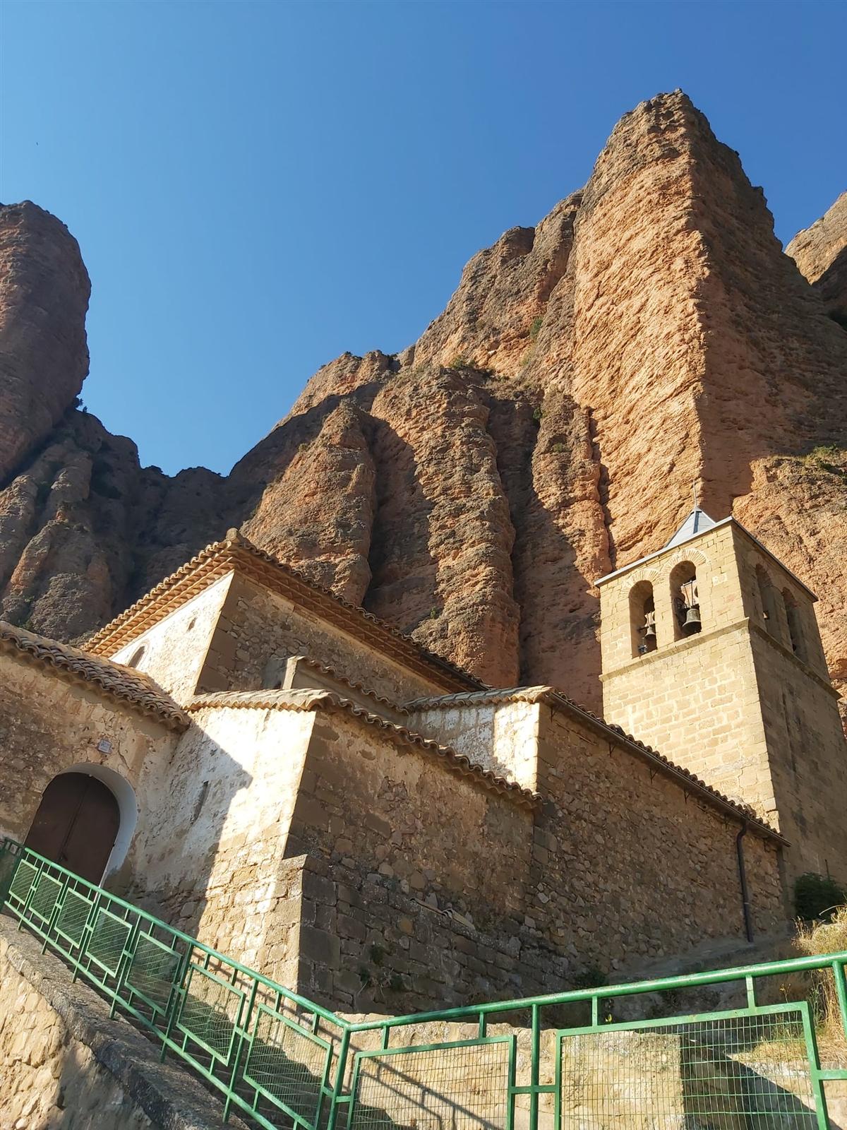Los mallos asomando tras la iglesia de Nuestra Señora del Mallo, en el pueblo