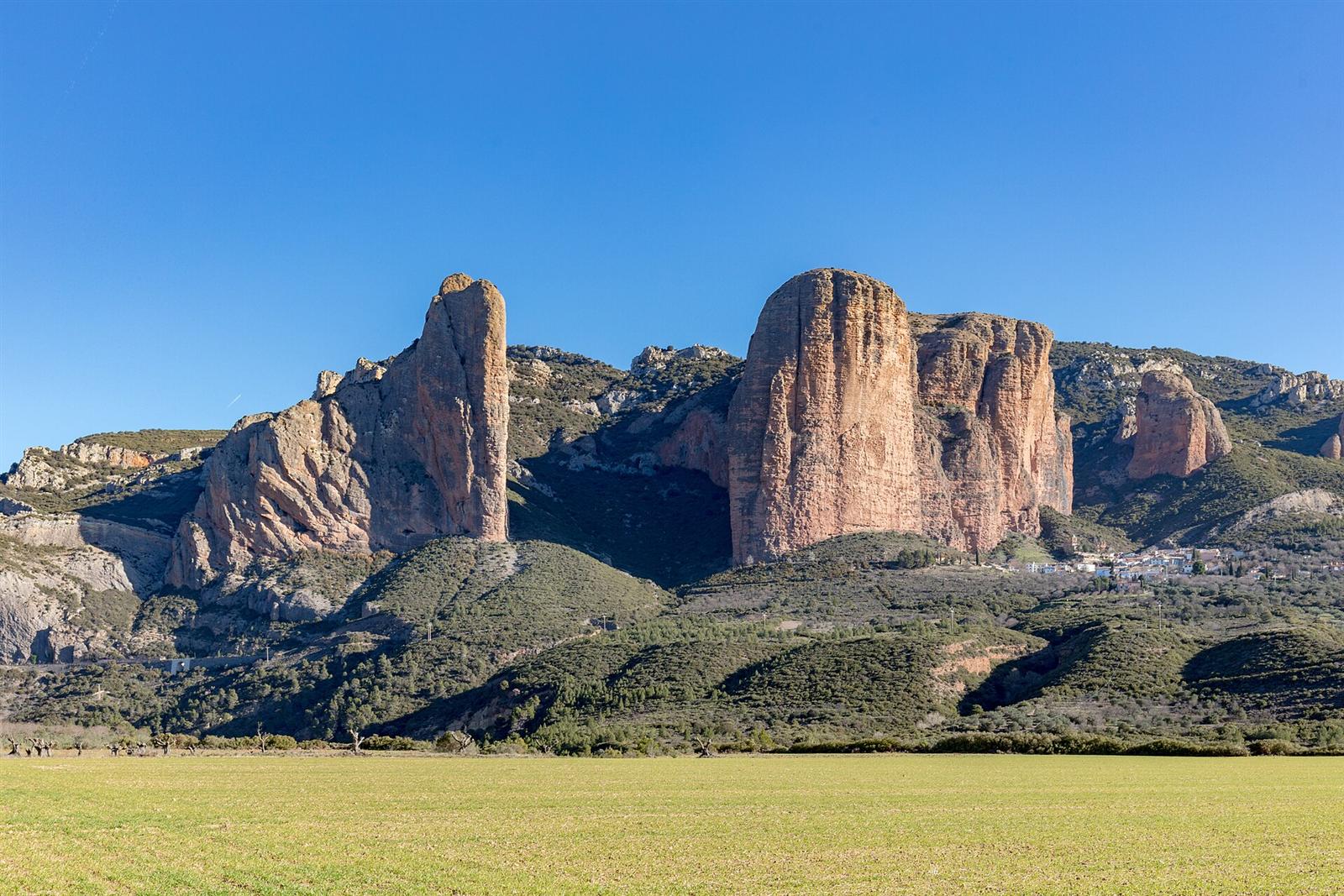 Vista cercana de los mallos, formaciones de conglomerado de hasta 300 metros