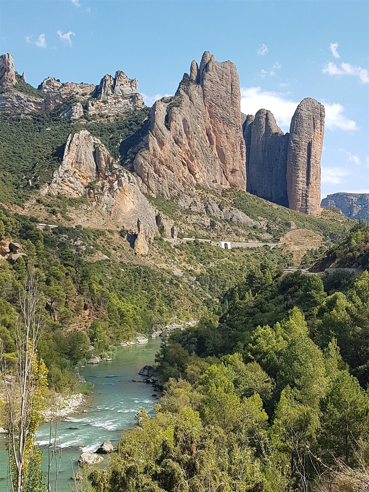 Vista clásica de los Mallos de Riglos desde el mirador de la carretera A-132