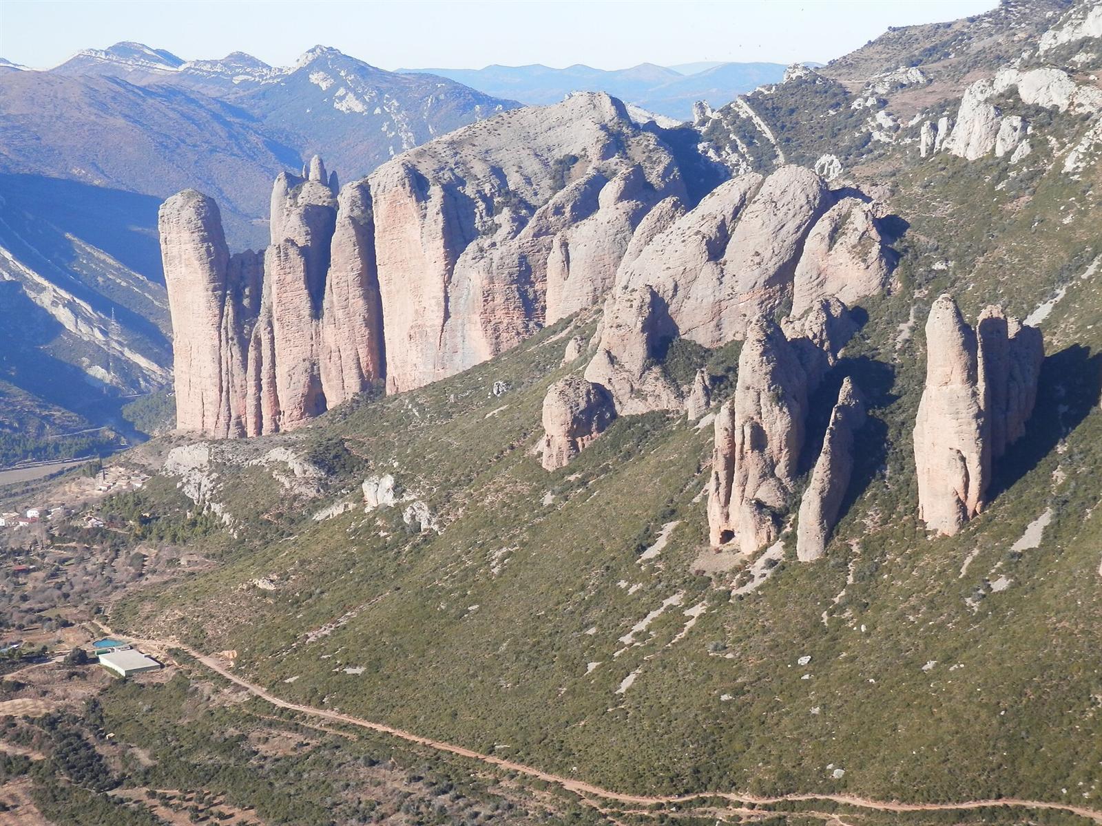 Los Mallos de Riglos con el pueblo a sus pies