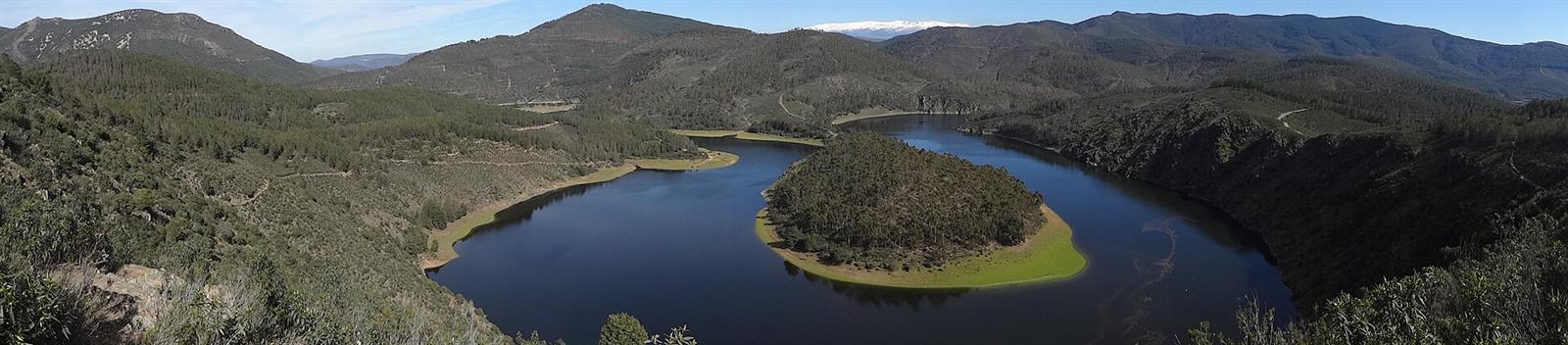 Vista panorámica amplia del meandro con el nivel de agua más bajo