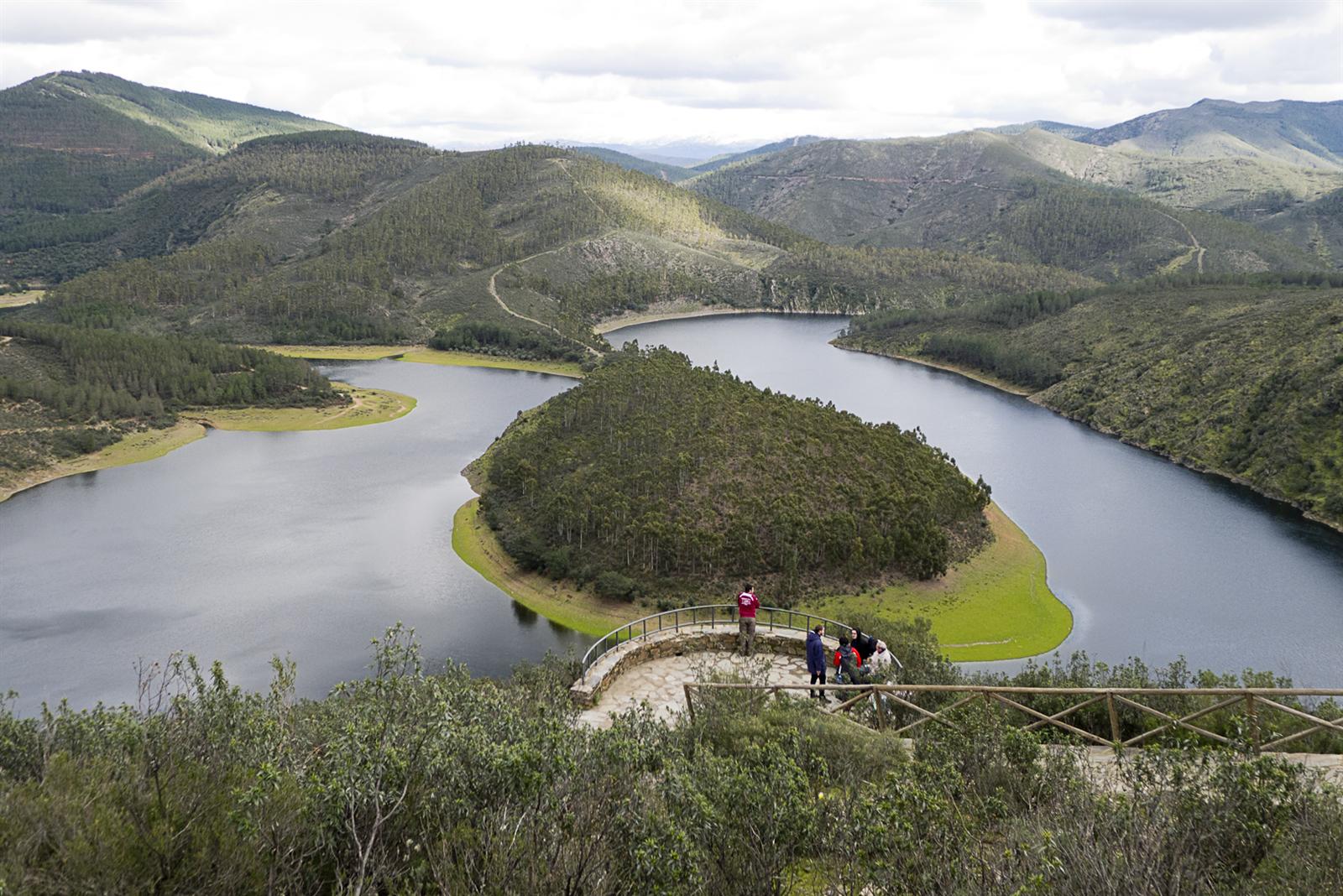 Visitantes en la plataforma del Mirador de la Antigua, con el meandro al fondo