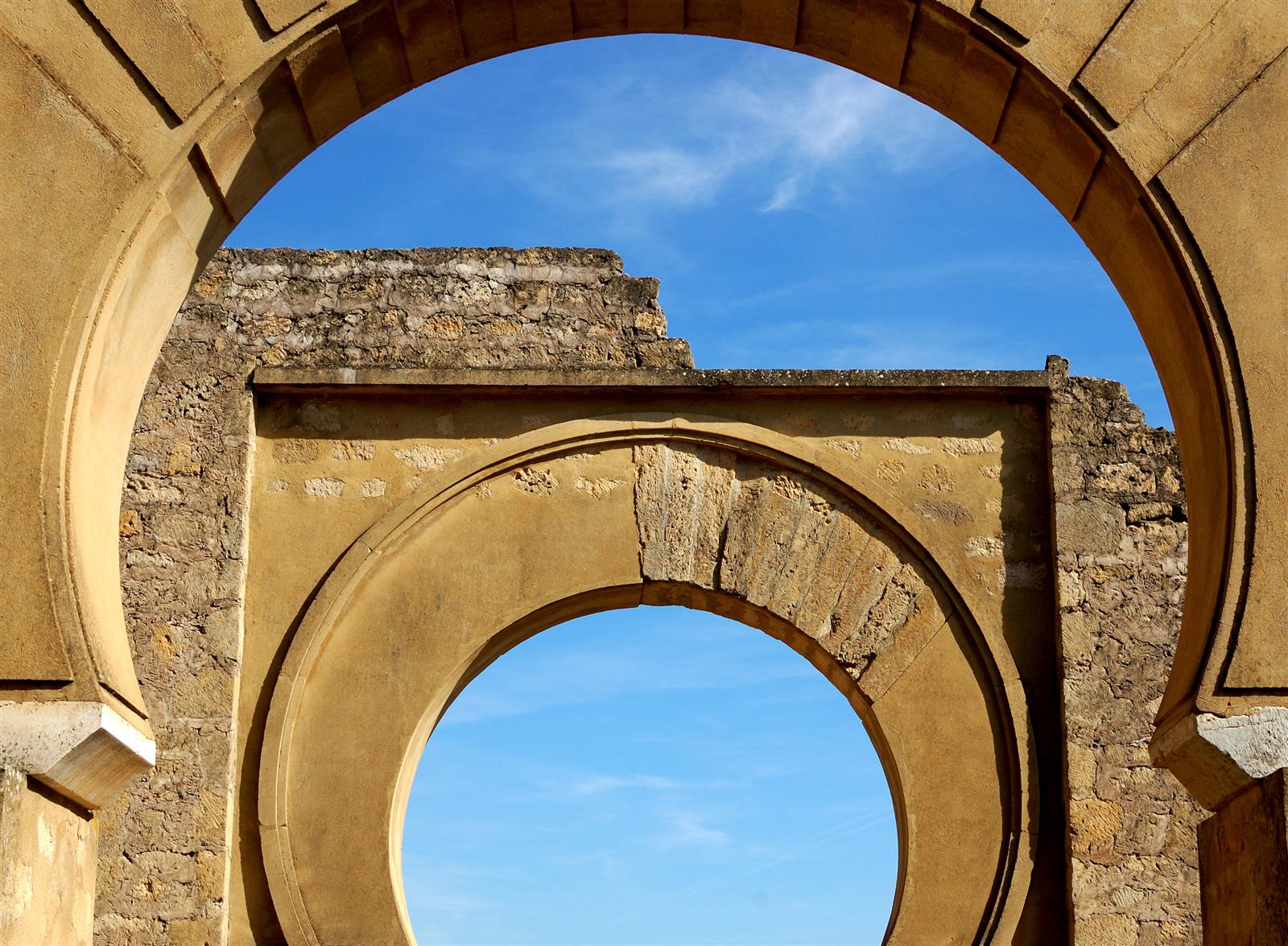 Arcos de herradura en el interior del Conjunto Arqueológico de Medina Azahara, Córdoba