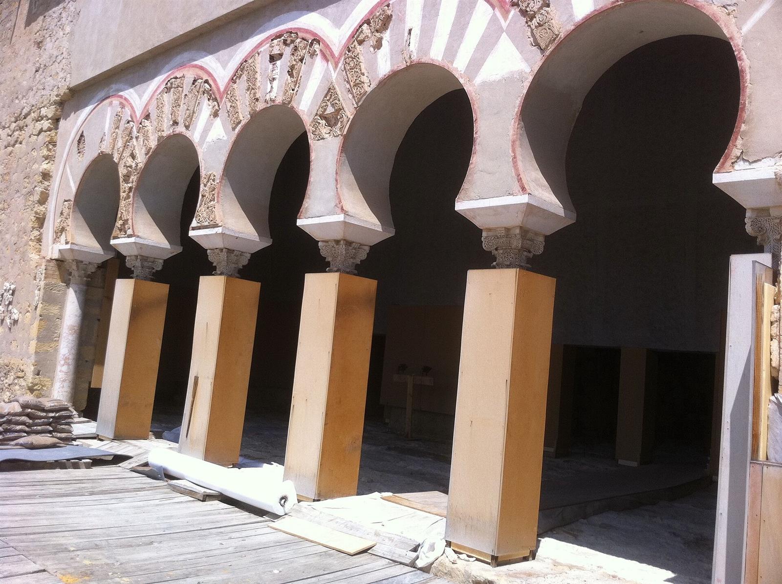 Entrada al Salón Rico de Abd al-Rahman III en Medina Azahara, Córdoba