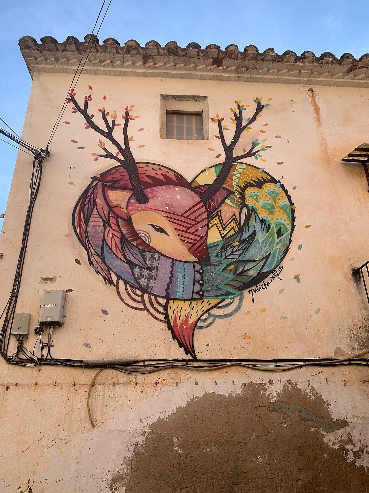 Mural del MIAU Fanzara en una fachada del pueblo, Castellón