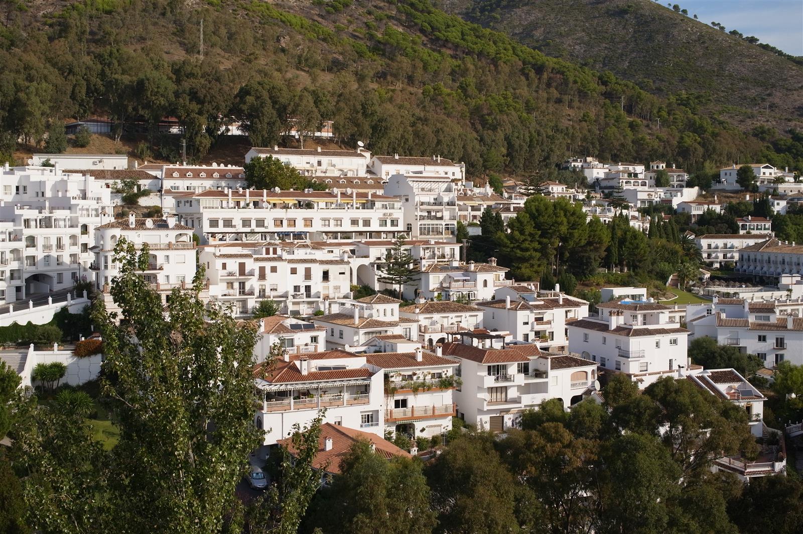 Vista exterior de Mijas Pueblo con las casas blancas en la ladera de la Sierra de Mijas, Málaga