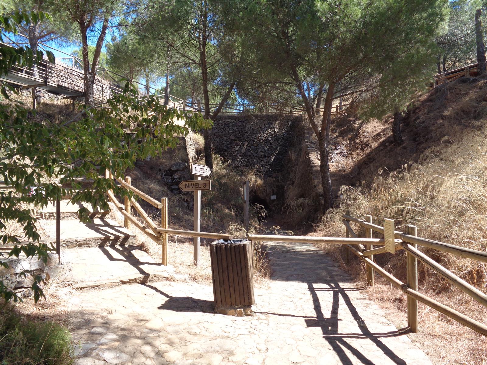 Pasarela de acceso a los distintos niveles de la Mina La Jayona