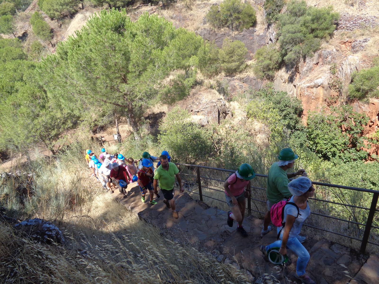 Corta a cielo abierto de la Mina La Jayona con visitantes bajando la escalinata