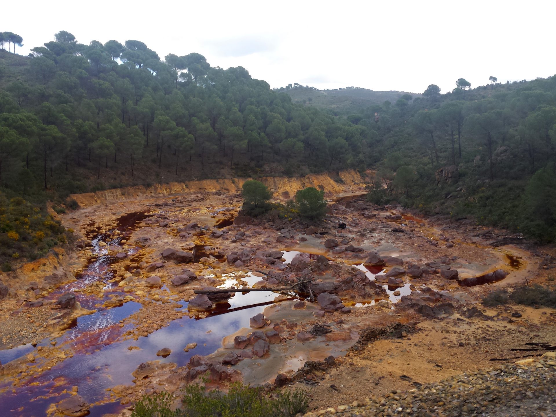 Río Tinto con sus aguas rojas características, Minas de Riotinto, Huelva