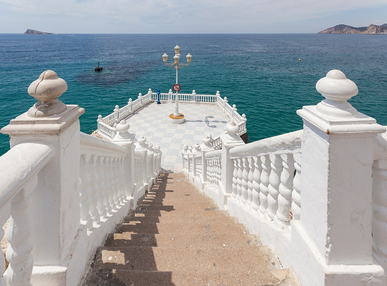 Vista del Balcón del Mediterráneo hacia las playas de Benidorm