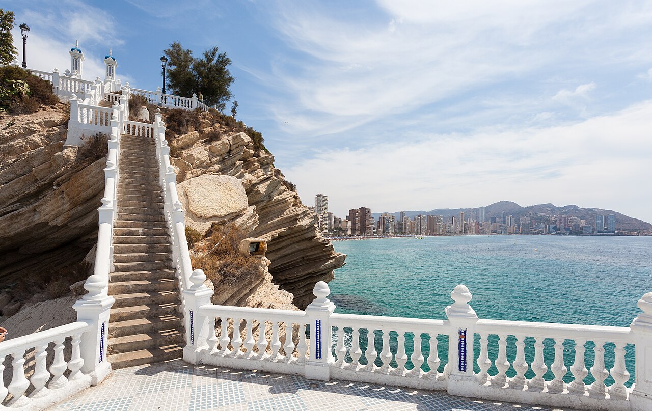 Escalinata del Balcón del Mediterráneo con el skyline de Benidorm al fondo