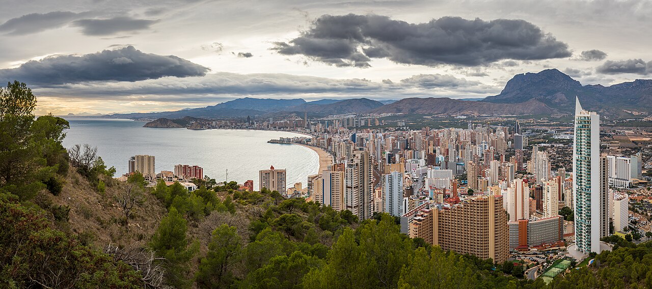 Skyline de Benidorm y el Mediterráneo al fondo