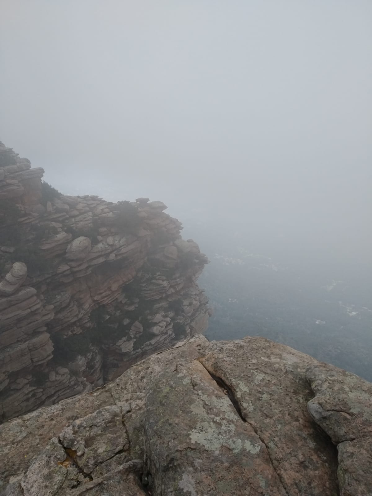 Niebla en los roquedos del Mirador del Garbí, Serra Calderona, Valencia
