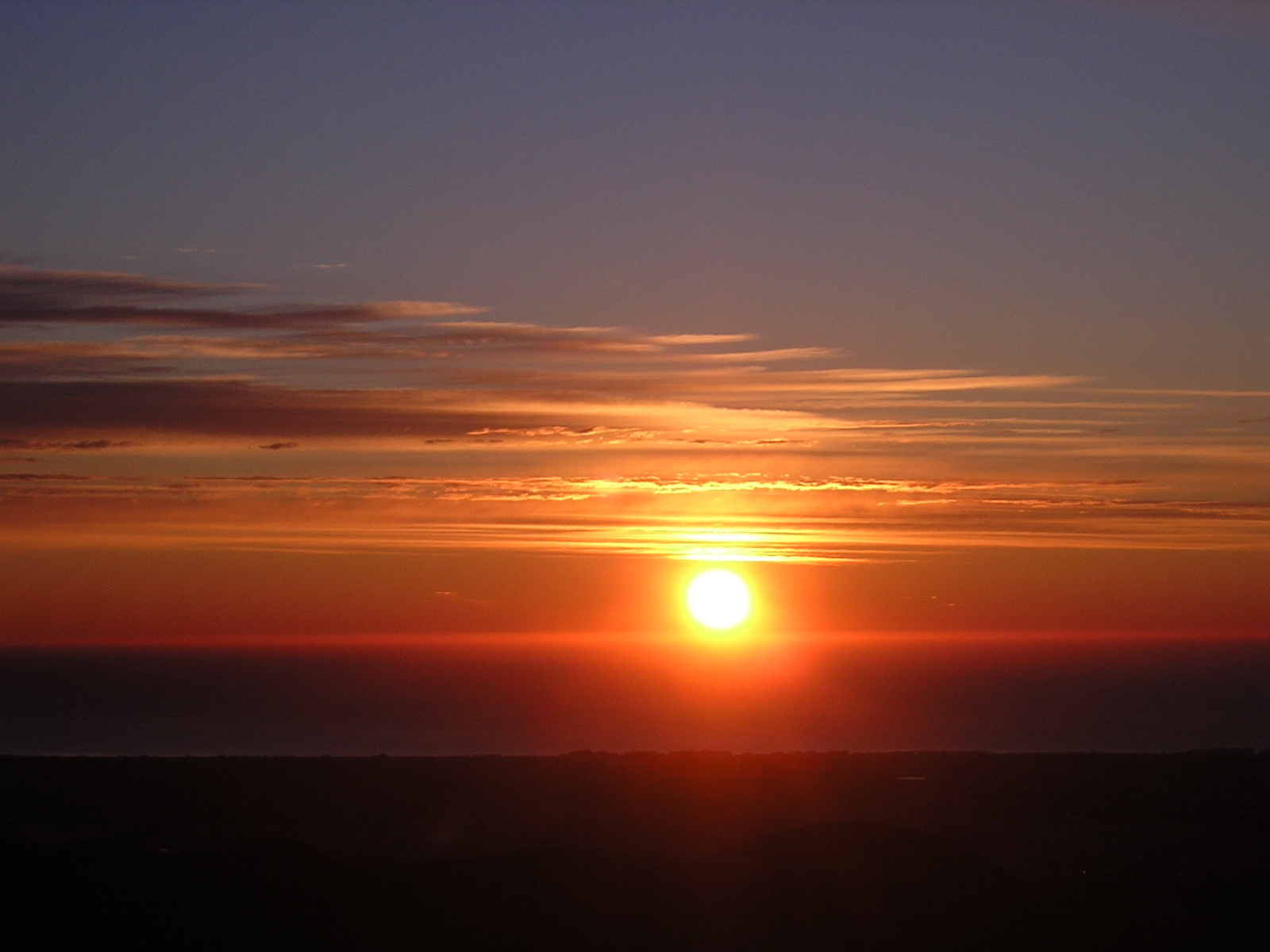 Amanecer desde el Garbí con vistas al horizonte mediterráneo y la montaña valenciana