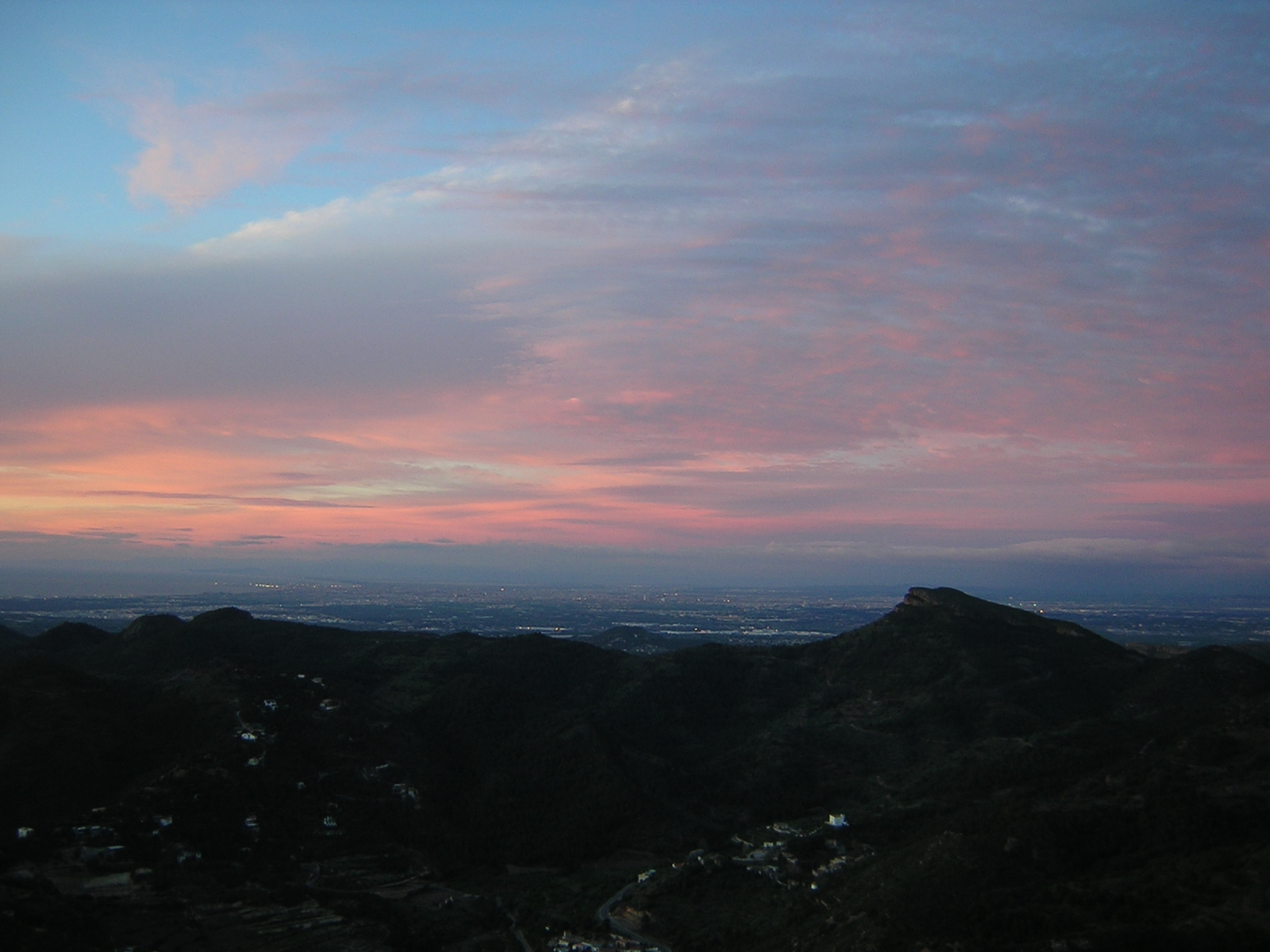 Vista de Valencia y el Mediterráneo desde la cima del Garbí en la Serra Calderona