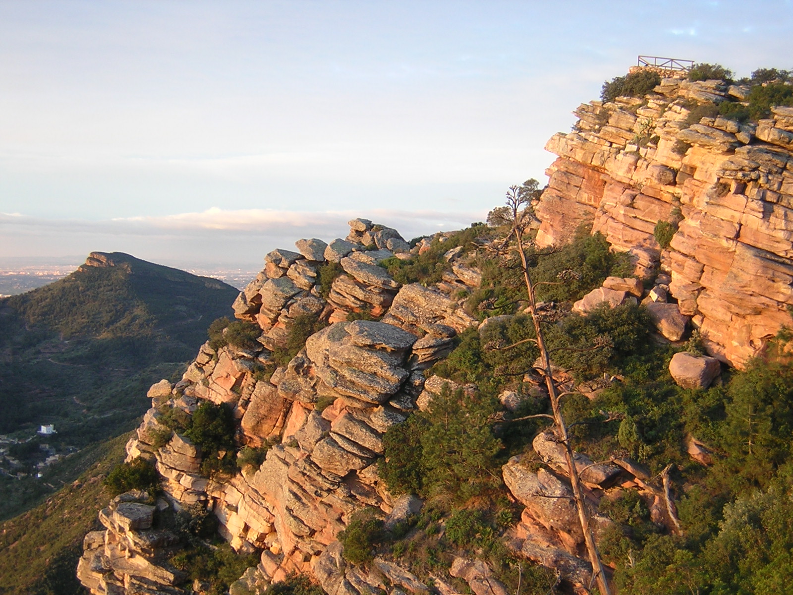 Cima rocosa del Mirador del Garbí con la plataforma del mirador al fondo, Serra Calderona, Valencia